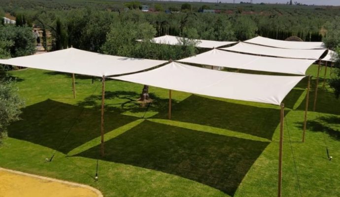 Estructura de toldos vela en finca privada en Pilas. Uno de los espacio para eventos en Sevilla con el que colaboramos frecuentemente.